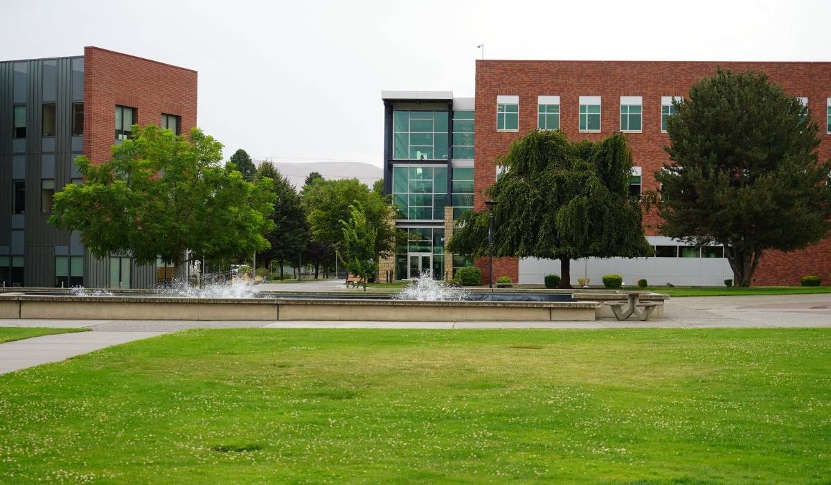 Photo of Wenatchi Hall on Wenatchee campus with green lawn in foreground