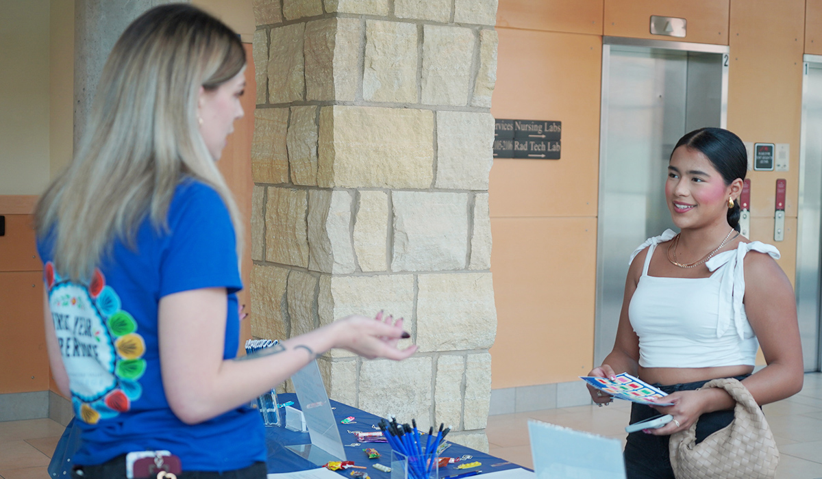 A WVC staff member assists a student during the New Student and Family Orientation.