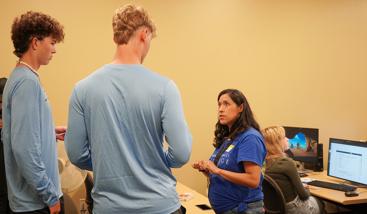 A WVC college navigator assists two students.
