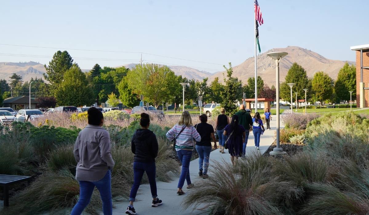 Students and parents on new student campus tour by Mish ee twie
