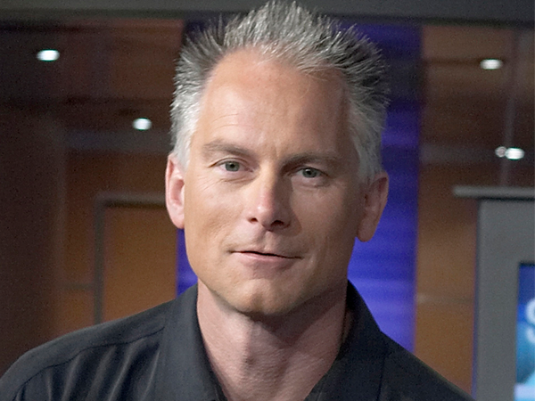 Portrait of Kenny Mayne, a WVC alum and sports broadcaster.